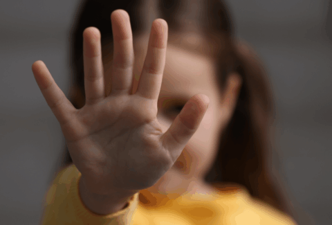 Pit risponde schiaffo