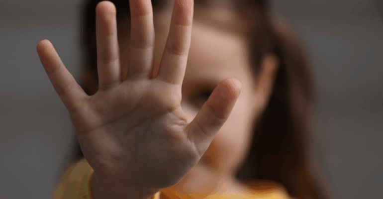 Pit risponde schiaffo